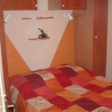 Chambre Mobil Home Confort 2 Chambres TCF - 5 Pers. - Domaine de L'Auzance avec lit et étagère
