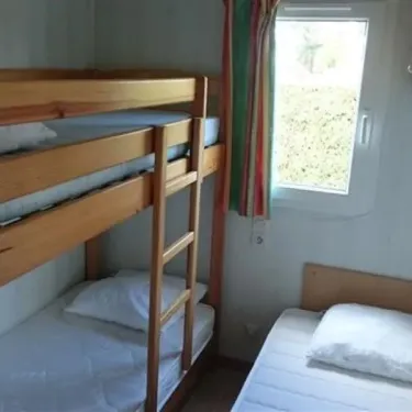 Mobil Home Confort 2 Chambres TCF - 5 Pers. - Domaine de L'Auzance : lits superposés et lit simple