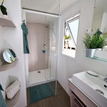 Salle de bain moderne du Mobil Home Grand Confort 3 Chambres au Domaine de L'Auzance