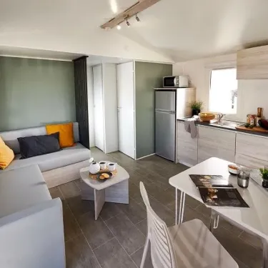 Mobil Home Grand Confort 3 Chambres TC - 6 Pers. - Domaine de L'Auzance : salon et cuisine