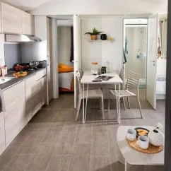 Mobil Home Grand Confort 3 Chambres TC - 6 Pers. - Domaine de L'Auzance : cuisine et salle à manger