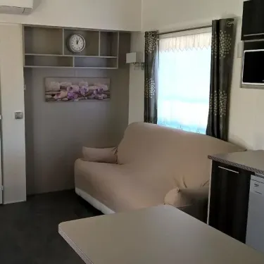 Mobil Home Grand Confort 3 Chambres TC - 6 Pers. - Domaine de L'Auzance - salon avec canapé et table