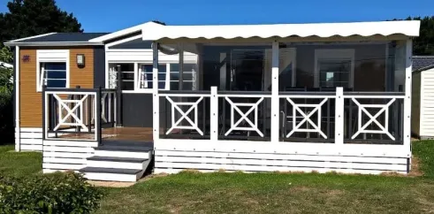 Mobil Home Neuf 2 Chambres TCF - 4 Pers. - Domaine de L'Auzance - extérieur avec balcon et piste
