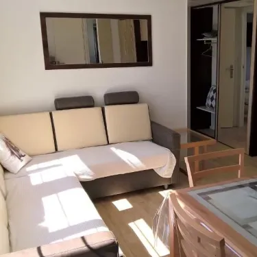 Mobil Home Neuf 2 Chambres TCF - 4 Pers. - Domaine de L'Auzance : salon avec canapé et table