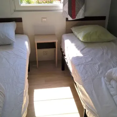 Mobil Home Neuf 2 Chambres TCF - 4 Pers. - Domaine de L'Auzance : deux lits simples dans une chambre