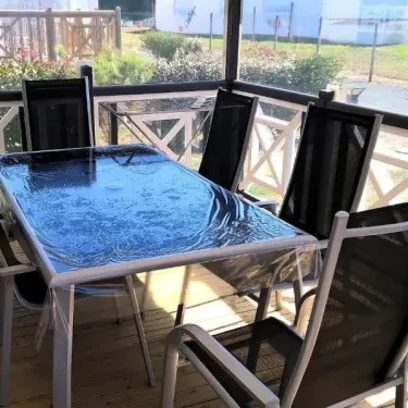 Mobil Home Neuf 2 Chambres TCF - 4 Pers. - Domaine de L'Auzance : table et chaises de terrasse en bois