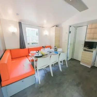 Mobil Home Confort+ 3 Chambres 6 Personnes - L'Écureuil, salle à manger avec canapé orange
