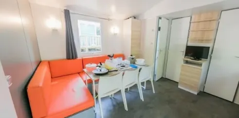 Mobil Home Confort+ 3 Chambres 6 Personnes - L'Écureuil, salle à manger avec canapé orange