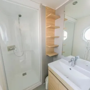 Salle de bain du Mobil Home Confort+ 3 Chambres 6 Personnes - L'Écureuil