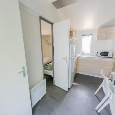 Salon et cuisine du Mobil Home Confort+ 2 Chambres 4 Personnes et 1 Bébé - L'Écureuil