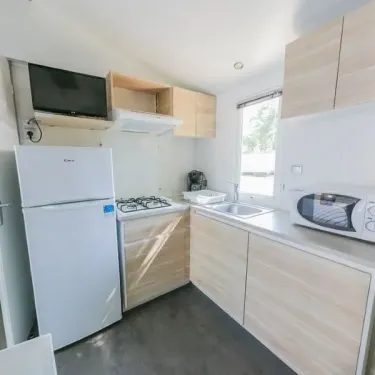 Cuisine équipée avec réfrigérateur, four, micro-ondes - Mobil Home Confort+ L'Écureuil