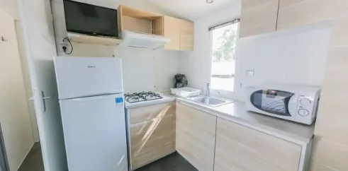 Cuisine équipée avec réfrigérateur, four, micro-ondes - Mobil Home Confort+ L'Écureuil