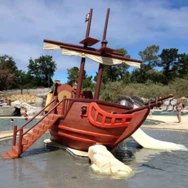 Bateau pirate en bois dans une piscine, Camping Le Palace