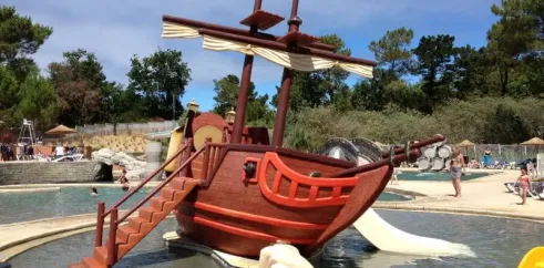 Bateau pirate en bois dans une piscine, Camping Le Palace
