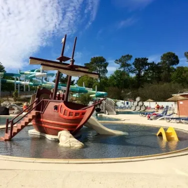 Toboggan pirate en bois dans la piscine du Camping Le Palace