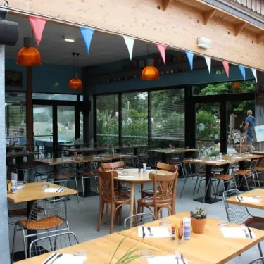 Camping Le Palace - salle à manger extérieure avec tables et chaises