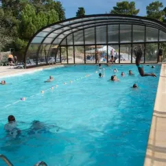 Piscine couverte avec des enfants qui nagent, Camping Le Palace