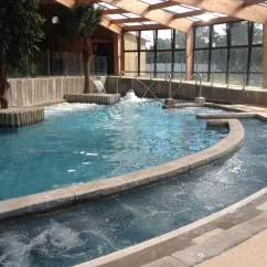 Piscine intérieure avec fontaine et palmier, Camping Le Palace