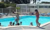 Femmes et enfants autour d'une piscine au Camping Le Roc