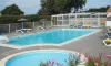 Piscine extérieure avec jacuzzi et transats au Camping Le Roc