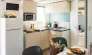 Cuisine équipée avec four, micro-ondes et table dans Mobil Home Aqua