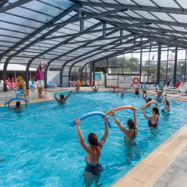 Camping Club Mahana : groupe faisant de l'exercice aquatique dans une piscine couverte