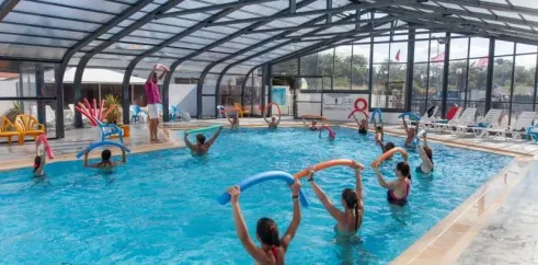 Camping Club Mahana : groupe faisant de l'exercice aquatique dans une piscine couverte