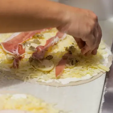 Maine du Camping Club Mahana : préparation de pizza