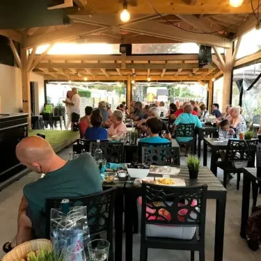 Camping Club Mahana : salle à manger extérieure animée