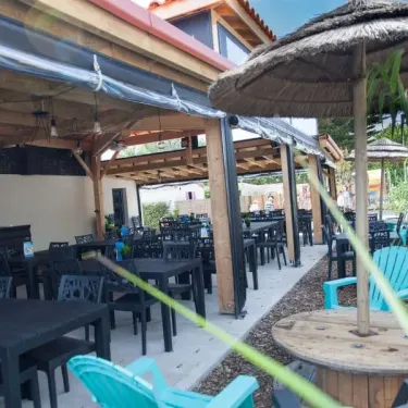 Camping Club Mahana : terrasse avec chaises et parasols