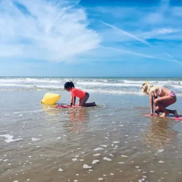 Enfants sur planche flottante dans l'eau de la mer, à Camping Club Mahana