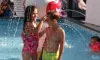 Camping Club Mahana : enfants rieurs sous un jet d'eau de fontaine ludique