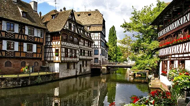 Un des nombreux canaux de Strasbourg, Bas-Rhin