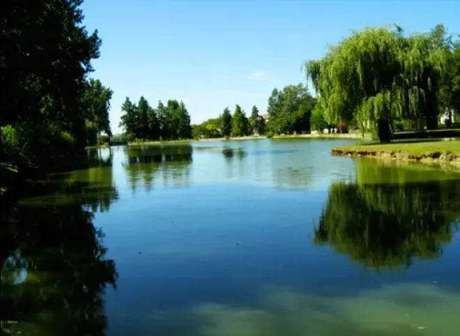 Lac de Graoussettes dans le Lot-et-Garonne