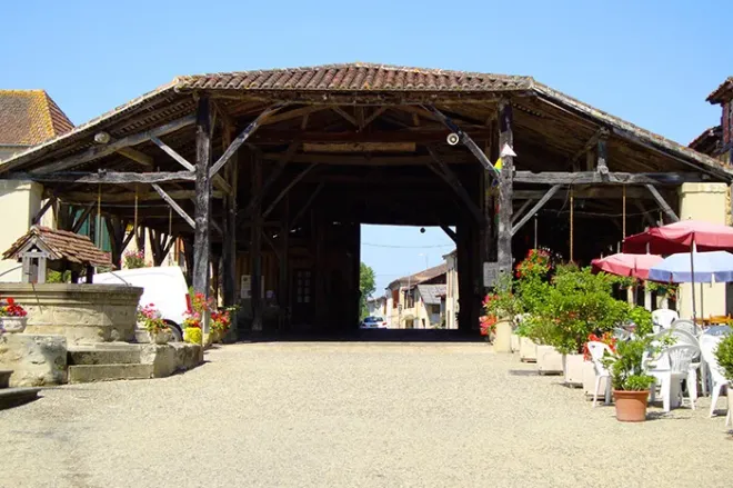 Halles de Bassoues dans le Gers, Occitanie