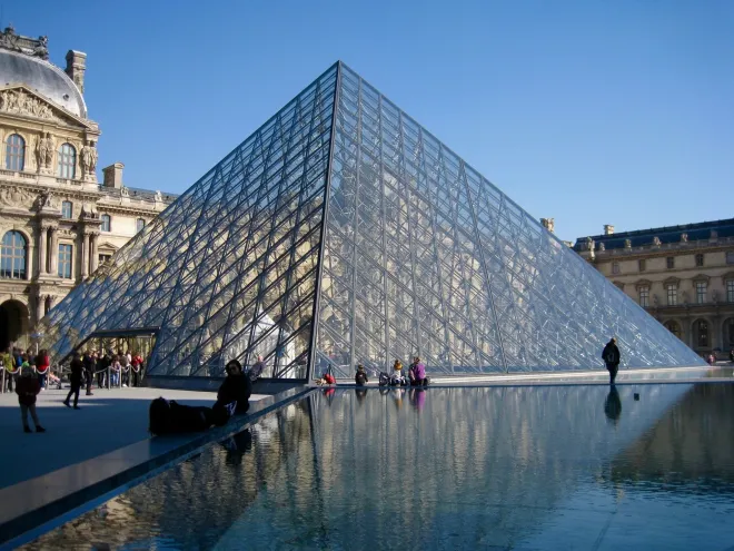 Pyramide du Musée du Louvre, proche Villiers-sur-Orge