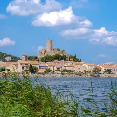 Camping Ensoya en bord de rivière avec une tour sur une colline
