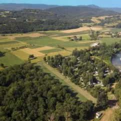 Vue aérienne du camping Le Plantaurel près d'une rivière, entre champs et forêts