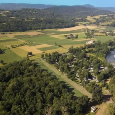 Vue aérienne du camping Le Plantaurel près d'une rivière, entre champs et forêts