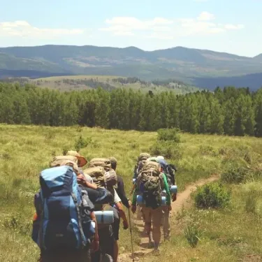 Groupes de randonneurs avec sacs à dos sur un sentier en montagne