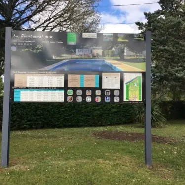 Panneau d'information du Camping Le Plantaurel avec piscine