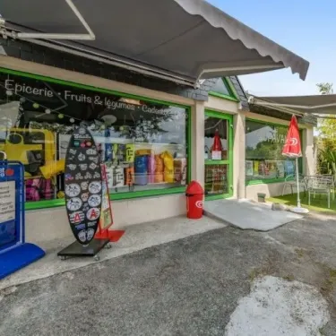 Magasin de camping Camping Le Bois d'Amour - 29 avec vitrine et enseigne