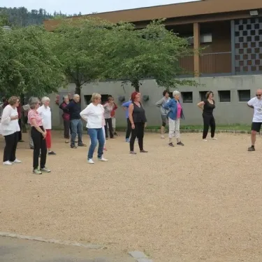 Groupes d'adultes qui font de la gymnastique en plein air au Camping Chanset