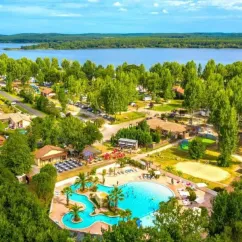 Camping Aurilandes avec piscine et lac en arrière-plan