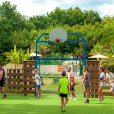 Enfants jouant au basket à Camping Aurilandes