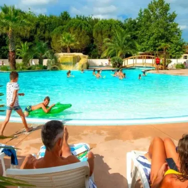 Enfants dans la piscine du Camping Aurilandes avec toboggan