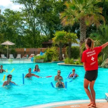 Nage à l’eau avec surveillant de barbier à Camping Aurilandes