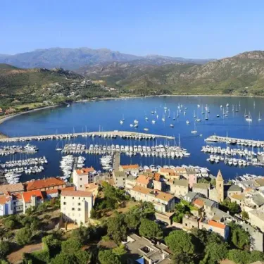 Vue aérienne du port avec voiliers et village de Camping U Pezzo