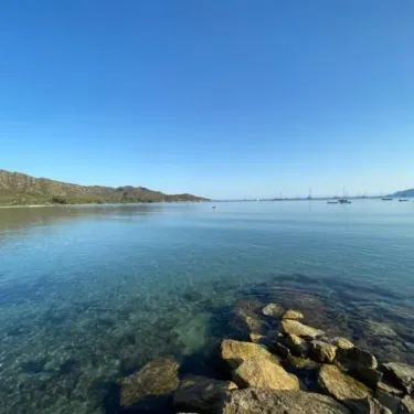 Camping U Pezzo plage avec eau claire et rochers