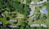 Vue aérienne du camping Yaloer avec des cabanes en rangées et une zone verte.